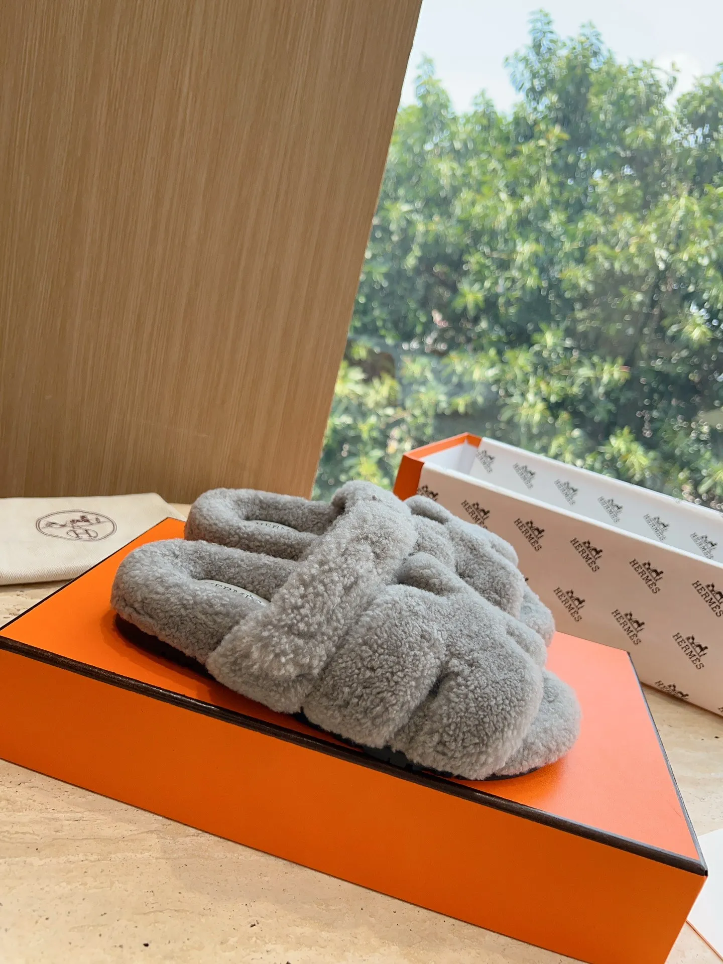 👟👟Ex-factory price 500👟👟 (Top version) Hermes Hermès Second Uncle Fur Slippers Can be made without standard: [Note: No standard needs to be customized] In 2024, the official website and Xiaohongshu will synchronize the latest color matching Hermès hot models, upgraded workmanship, high quality! Fashionable small wool H-slip autumn and winter style flat-soled wool mop. Fabric: Imported lamb's roll real wool. Lining: Imported lamb's roll real wool. Outsole: Genuine leather outsole. Size: 35-43, [Note: 41, 42, 43 customized]